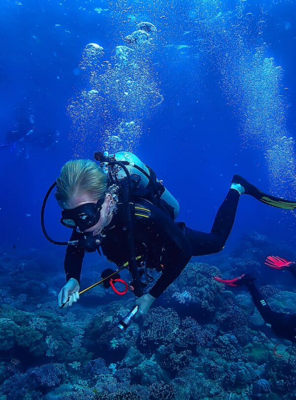 diver-breathes-air-water-bubbles-releases-gas-landscape-underwater-depth copia
