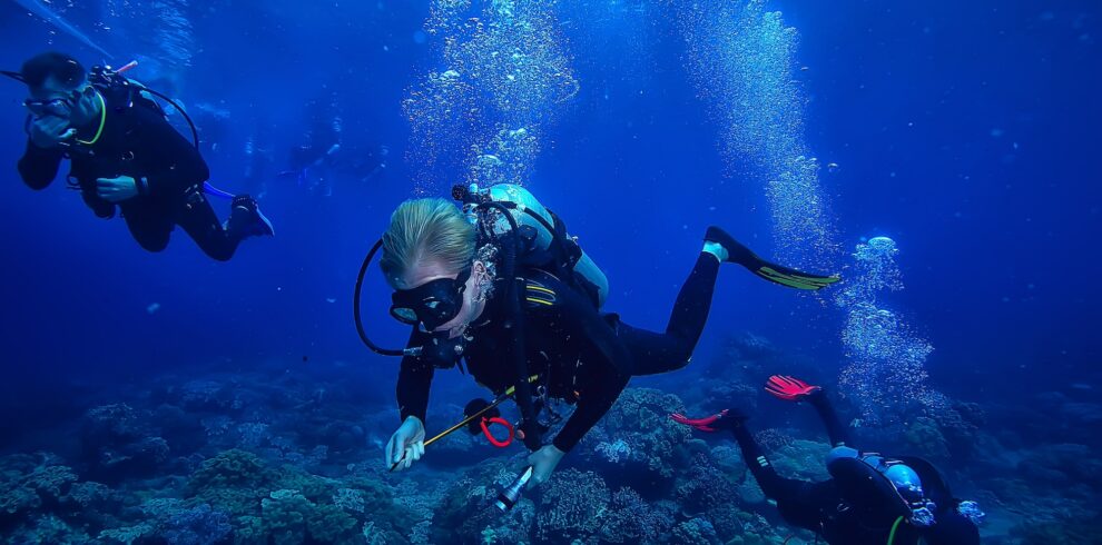 diver-breathes-air-water-bubbles-releases-gas-landscape-underwater-depth copia