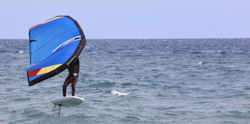 rider-wind-foil-board-surf-waves copia