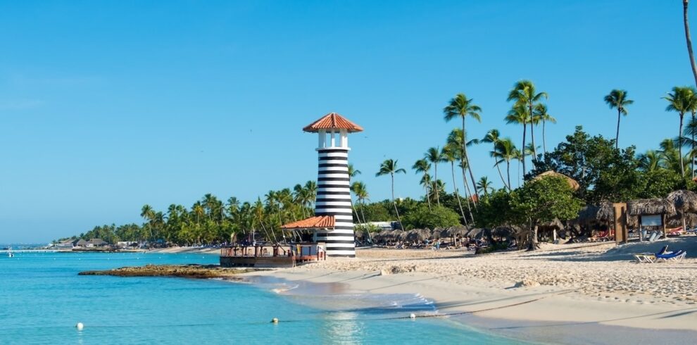 transparent-sea-water-clear-sky-lighthouse-sandy-tropical-island-with-palm-trees copia